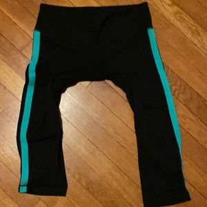 Lululemon side stripe 3/4 leggings.